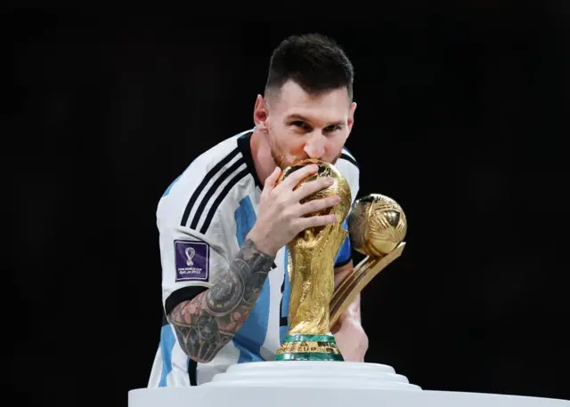 Lionel Messi embrassant le trophée de la Coupe du monde