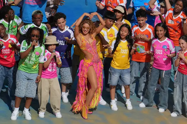 Shakira con un coro de niños