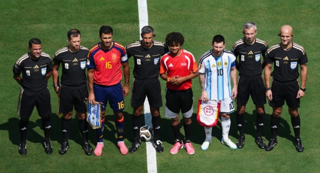 Los árbitros con los capitanes