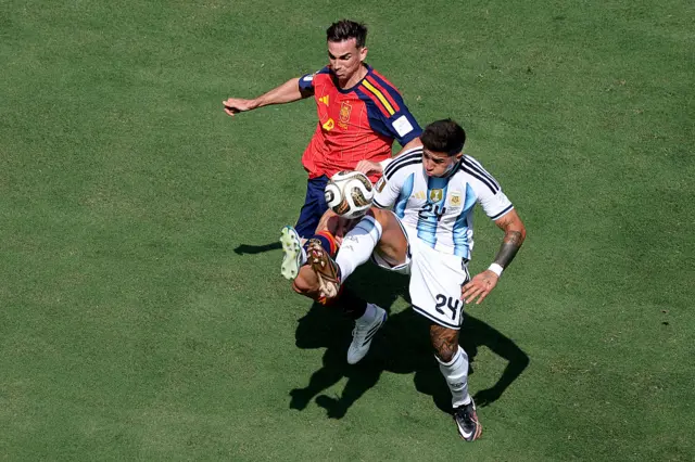 Dos jugadores disputan el balón
