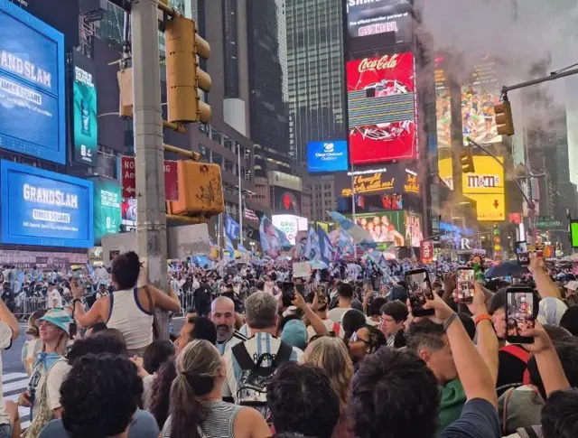 Hinchas argentinos en Times Square