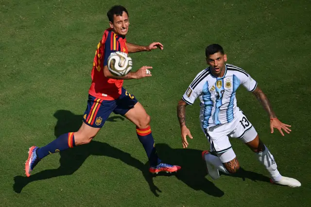 Jugadores disputan un balón