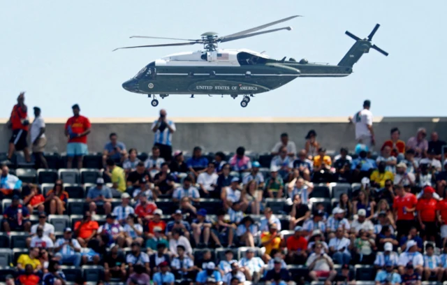 Helicóptero de la Marina de EE.UU. sobre el estadio