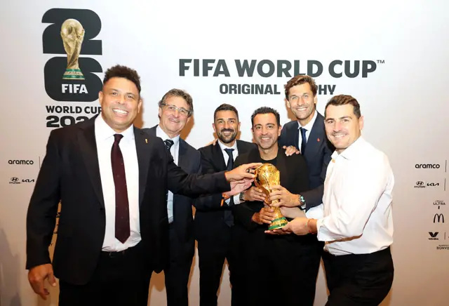 Ronaldo, Mario Kempes, David Villa, Xavi, Fernando Llorente ve Iker Casillas, 2026 FIFA Dünya Kupası finali öncesinde Dünya Kupası’nın orijinal kupasıyla poz veriyor