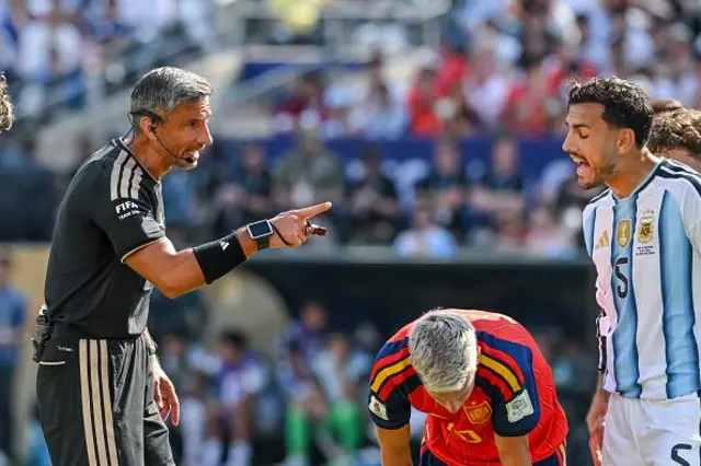 El árbitro Slavko Vincic y el argentino Leandro Paredes hacen gestos
