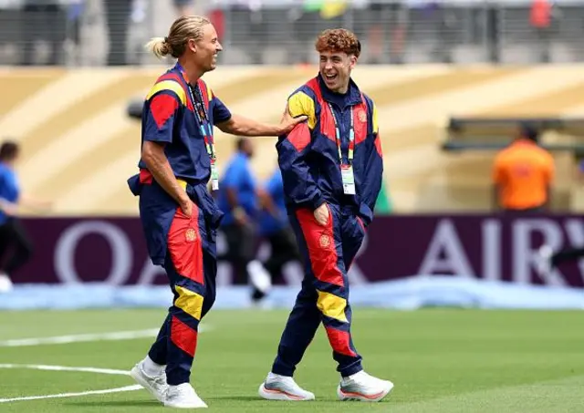 Les Espagnols Marcos Llorente (n° 5) et Victor Munoz (n° 25) inspectent le terrain