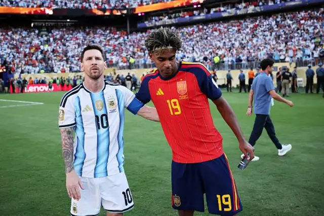 Lamine Yamal, de Espanha, com Lionel Messi