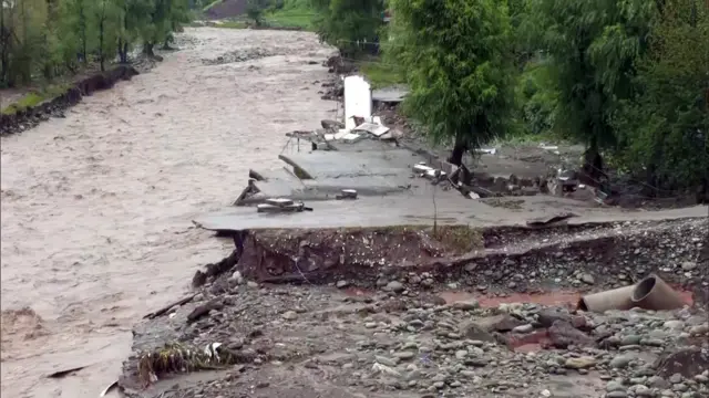 तेज़ बारिश के बीच नदियों में मटमैला पानी बहता नज़र आ रहा है