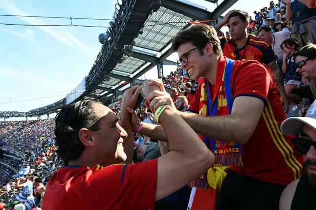 Torcedores espanhóis reagem durante a final da Copa do Mundo de 2026 entre Espanha e Argentina no Estádio Nova York/Nova Jersey em East Rutherford, em 19 de julho de 2026