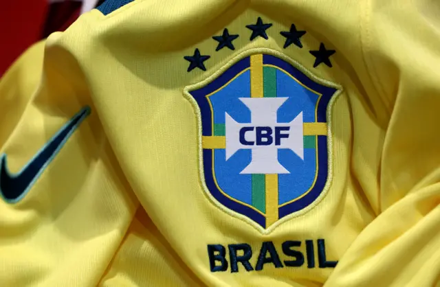 خمس نجوم على قميص المنتخب البرازيلي ترمز إلى عدد كؤوس العالم التي أحرزها منتخب "السامبا"