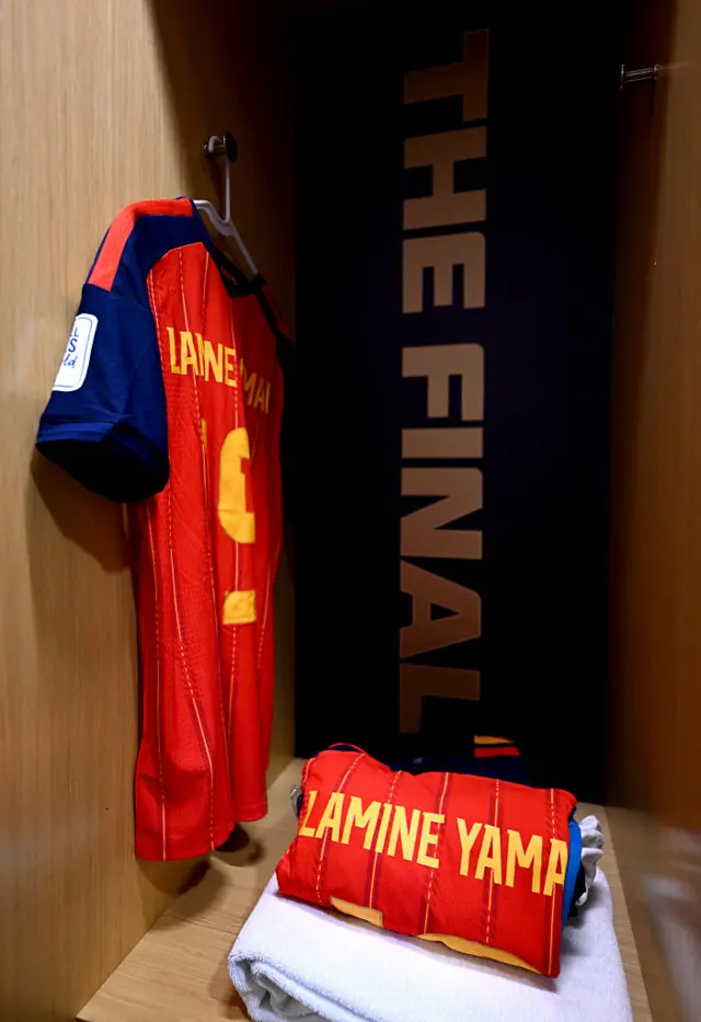 La camiseta de Yamal en el vestuario