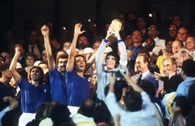 لاعبو إيطاليا برفعون كأس العالم 1982