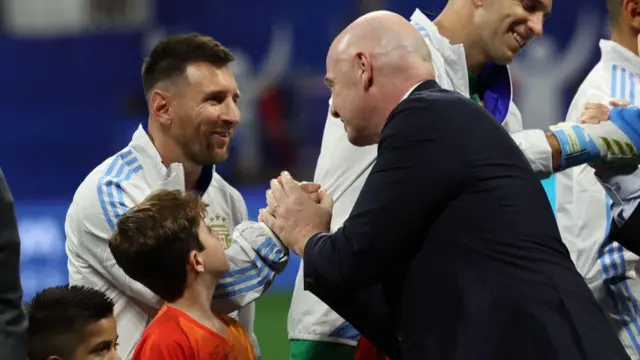 Gianni Infantino, le président de la FIFA, saluant Lionel Messi.