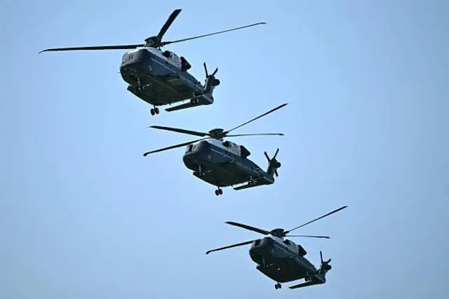 On aperçoit « Marine One », à bord duquel se trouve le président américain Donald Trump, avant son arrivée