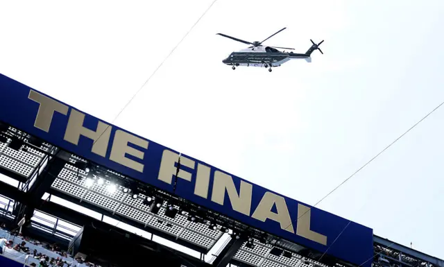 Helicóptero de la Marina de EE.UU. sobre el estadio