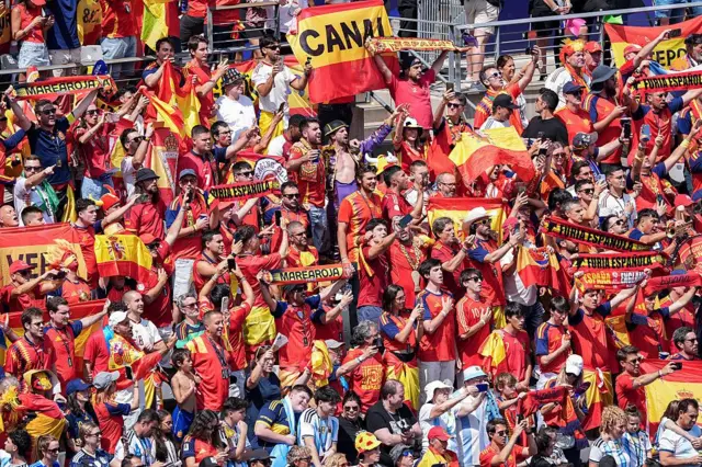 Adeptos espanhóis vibram e agitam bandeiras nas bancadas.