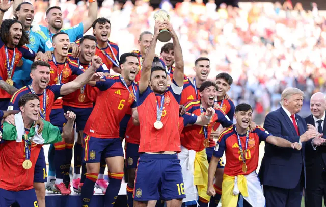 Espanha é levanta a taça da Copa pela segunda vez