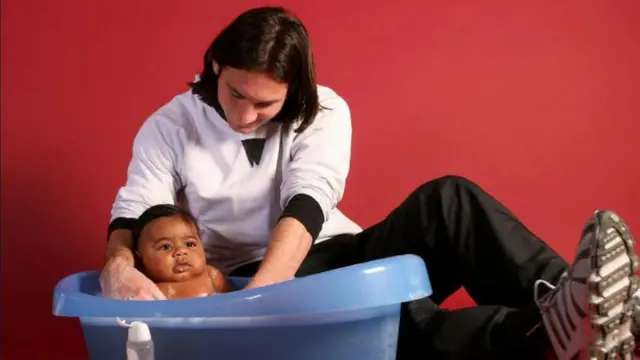 Messi dando banho em Yamal bebê
