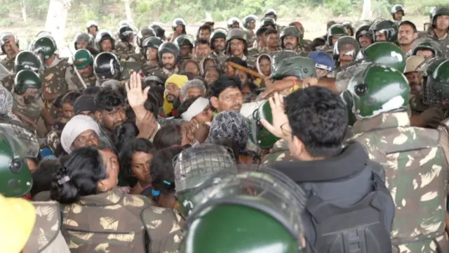 प्रदर्शन करते लोग
