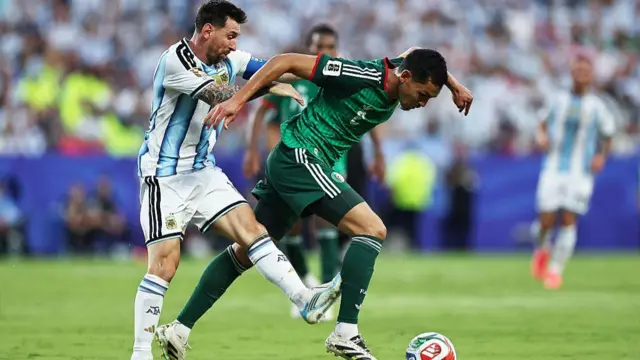 Lionel Messi commettant une faute grave sur un joueur.