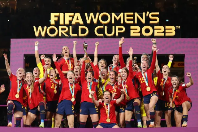 España levanta el trofeo del Mundial femenino de 2026