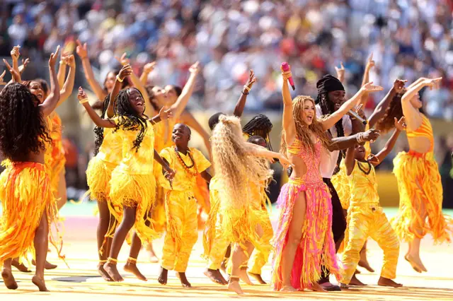 Shakira bailando y cantando