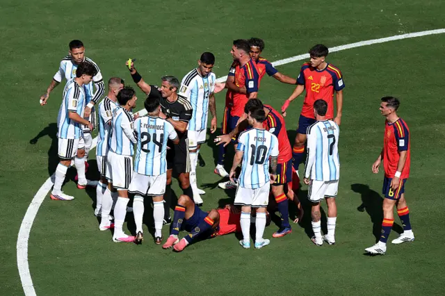 El árbitro saca una tarjeta amarilla