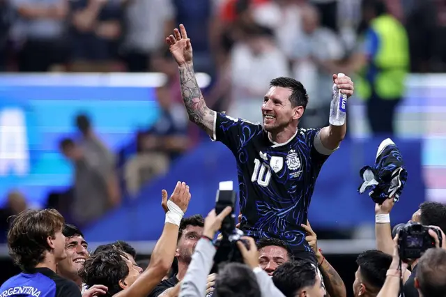 Lionel Messi (n° 10) de l'Argentine exulte.
