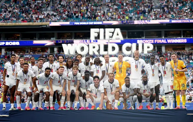 منتخب إنجلترا يتقلد الميداليات البرونزية بعد نهاية المباراة
