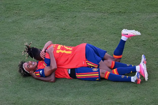 Jogadores se abraçando