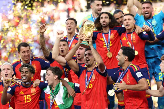 España levanta la Copa del Mundo