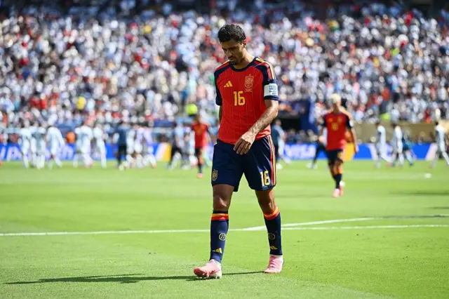 À la mi-temps, Rodri quitte le terrain d'un pas lourd.