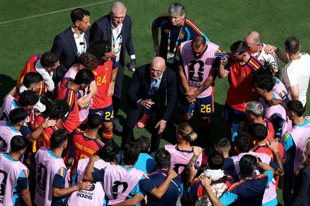 Jogadores com técnico da Espanha