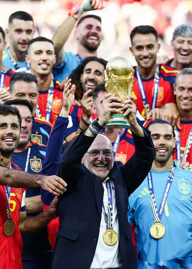 España levanta la Copa del Mundo