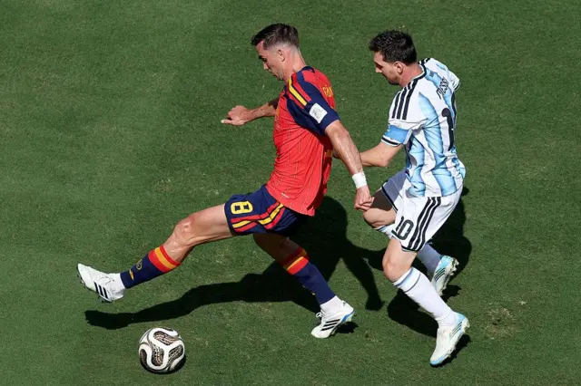 Ruiz tente de contenir Messi