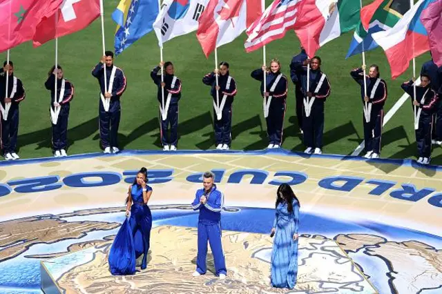 Trio cantando na final