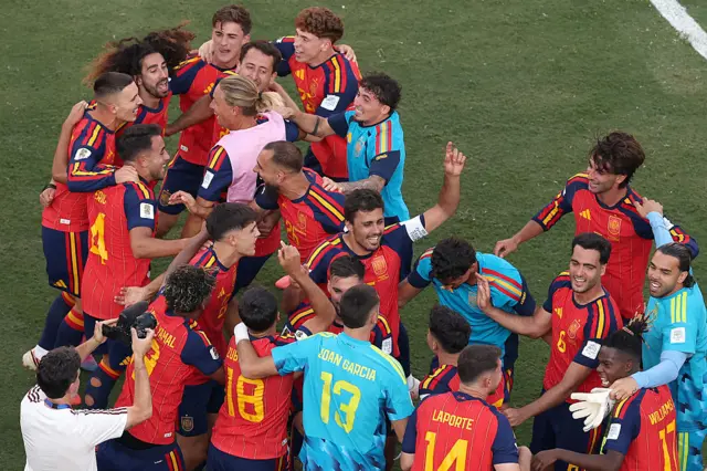 Españoles celebran el triunfo