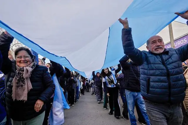 Cette vue aérienne montre des personnes déployant un drapeau national argentin géant dans les rues de Batan, dans la banlieue de Mar del Plata, dans la province de Buenos Aires.