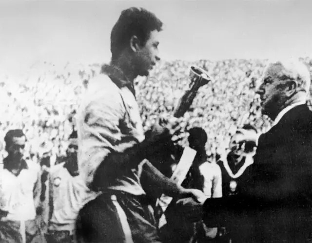 قائد المنتخب البرازيلي لكرة القدم، ماورو، يحمل كأس العالم 1962