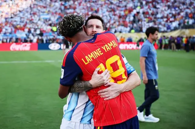 Lamine Yamal, de España, junto a Lionel Messi
