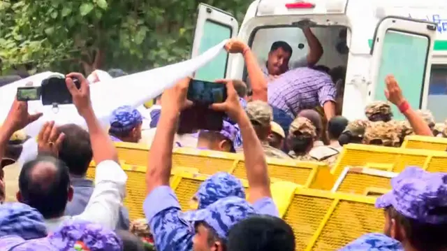 शनिवार को जंतर-मंतर पर अनशन के दौरान सोनम वांगचुक को एम्बुलेंस से अस्पताल ले जाती दिल्ली पुलिस