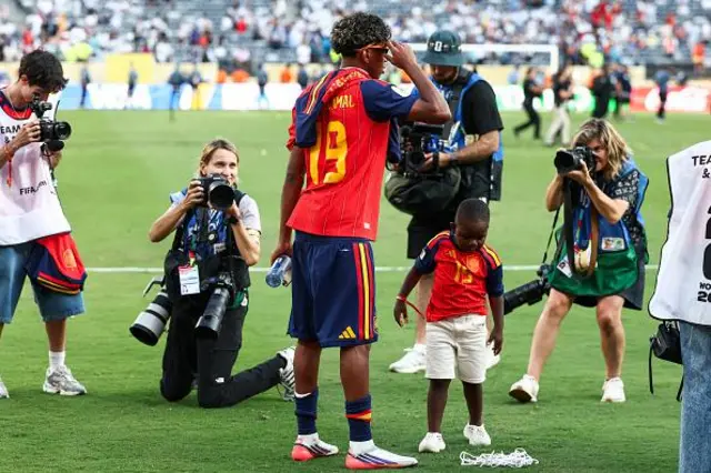 Lamine Yamal celebra con su hermano Keyne