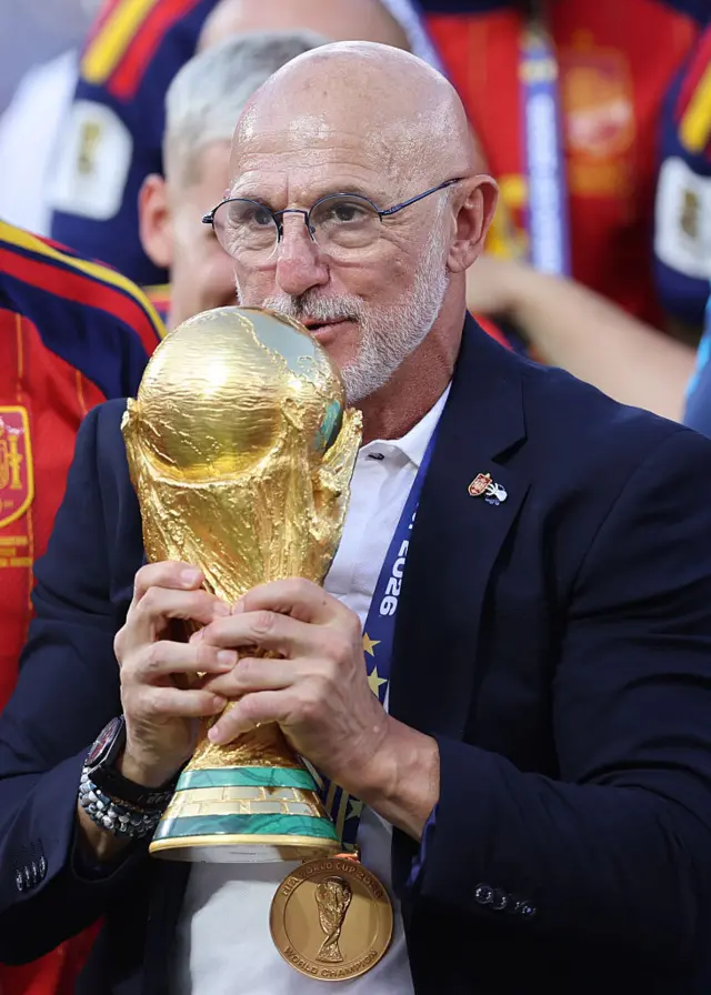 Luis de la Fuente sostiene la Copa del Mundo