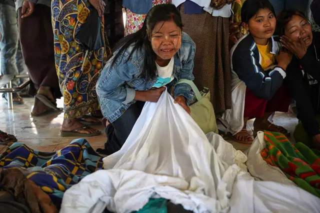 ၂၀၂၅ ဒီဇင်ဘာ၊ မြောက်ဦးလေကြောင်းတိုက်ခိုက်မှုကြောင့် သေဆုံးရုပ်အလောင်းတွေကို ကြည့်ရှုကာ ငိုကြွေးနေကြတဲ့ကျန်ရစ်တဲ့ မိသားစုဝင်တွေ