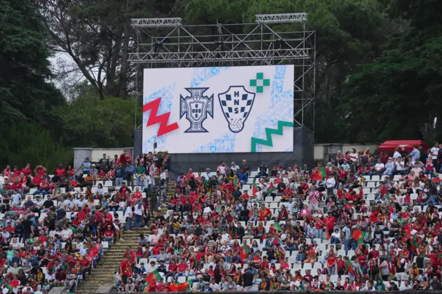 مشجعو البرتغال وكرواتيا قبل بدء المباراة الودية الدولية بين البرتغال وكرواتيا في 8 يونيو 2024