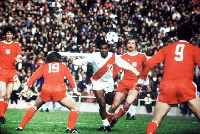 البيروفي تيوفيلو كوبيلاس خلال مباراة ضد بولندا في مونديال 1974