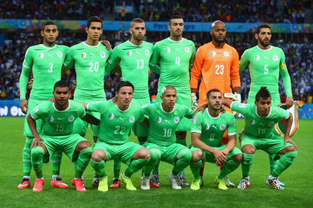 لاعبو الجزائر يلتقطون صورة جماعية خلال مباراة دور الستة عشر لكأس العالم 2014 بين ألمانيا والجزائر