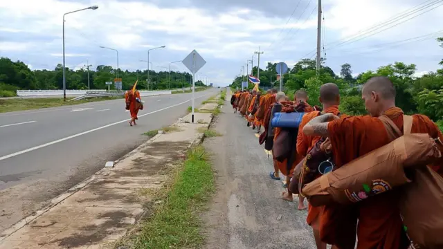 ခြေလျင်ကြွတဲ့သံဃာတွေ
