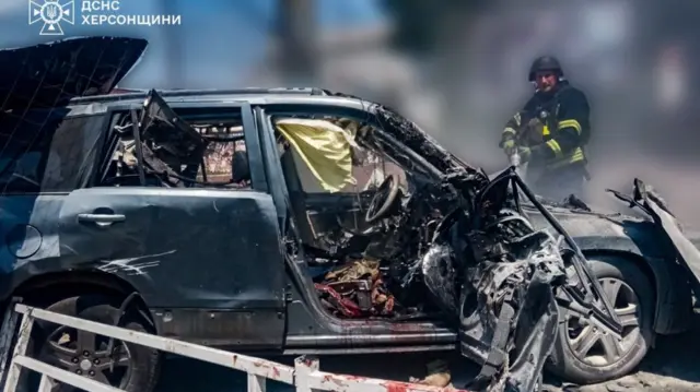 автомобиль, по которому ударил дрон в Херсоне