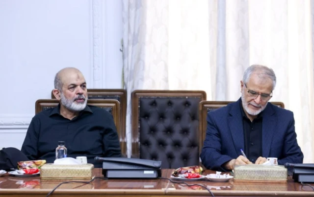 عکسی که رسانه‌های ایران از احمد وحیدی (سمت چپ) منتشر کردند که در جلسه‌ای با حضور رئیس‌جمهور و رئیس مجلس شرکت داشته است